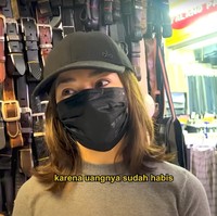 Nikita menghabiskan Rp 300 ribu untuk tantangan membeli sejumlah item fashion yang akan dipakai oleh model. Model yang akan didandaninya dengan barang-barang hasil belaja di Pasar Senen itu adalah juru kamera channel YouTube-nya. Foto: Dok. Tangkapan Layar YouTube Nikita Willy Official