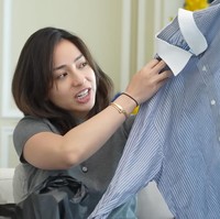 Nikita melakukan unboxing hasil thrifting di Pasar Senen. Dia merasa senang karena bisa mendapatkan banyak item fashion dalam kondisi baik dengan harga terjangkau. Foto: Dok. Tangkapan Layar YouTube Nikita Willy Official