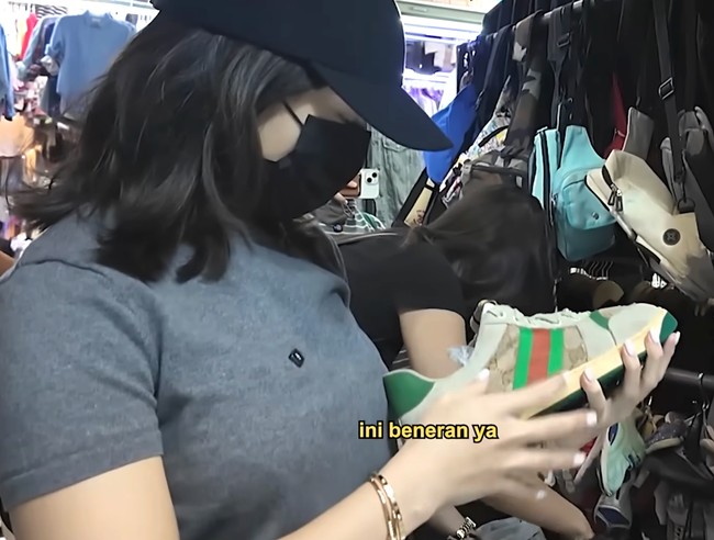 Nikita Willy kembali dibuat shock dengan barang-barang yang dijual di Pasar Senen. Kali ini dia menemukan sneakers Gucci. “Wow ada sepatu Gucci, ini beneran nggak sih,” ucapnya. Foto: Dok. Tangkapan Layar YouTube Nikita Willy Official