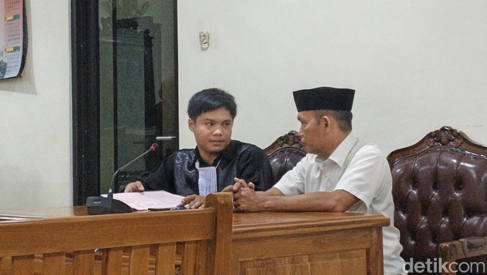 Oknum pegawai bank BUMN Andi Haeruddin dituntut hukuman 3 tahun penjara dan denda Rp 50 juta dalam kasus sindikat uang palsu. Andi Sitti Nurfaisah/detikSulsel