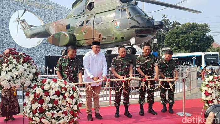 Panglima TNI Resmikan Tugu Helikopter di Bogor