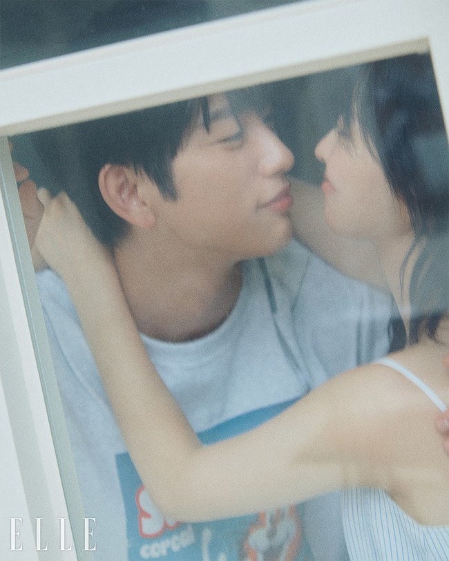 Park Bo Young dan Jinyoung GOT7 sukses membuat netizen baper berjamaah. Keduanya menampilkan pose mesra dalam pemotretan Elle Korea. Foto: dok. Elle Korea