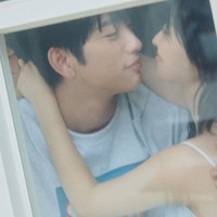 Park Bo Young dan Jinyoung GOT7 sukses membuat netizen baper berjamaah. Keduanya menampilkan pose mesra dalam pemotretan Elle Korea. Foto: dok. Elle Korea
