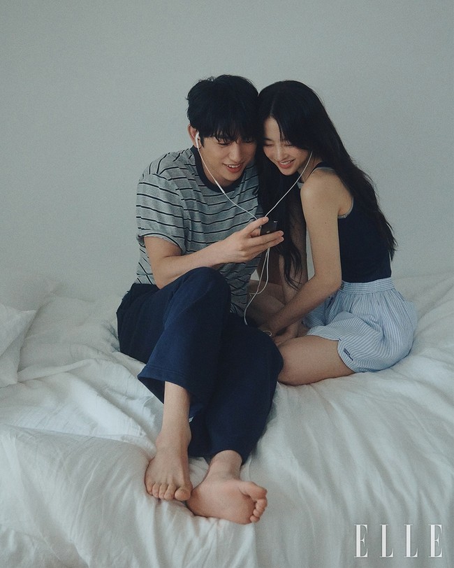 Tak sedikit penggemar yang menyinggung bahwa Park Bo Young dan Jinyoung GOT7 tidak pernah semesra ini dengan pasangan drama yang mereka bintangi sebelumnya. Penggemar juga merasa bahwa mereka akan sulit move on dari chemistry yang disuguhkan. Foto: dok. Elle Korea