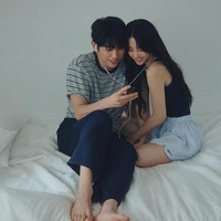 Tak sedikit penggemar yang menyinggung bahwa Park Bo Young dan Jinyoung GOT7 tidak pernah semesra ini dengan pasangan drama yang mereka bintangi sebelumnya. Penggemar juga merasa bahwa mereka akan sulit move on dari chemistry yang disuguhkan. Foto: dok. Elle Korea