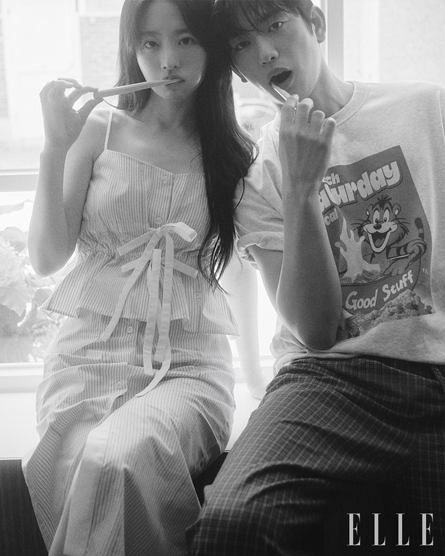 Saking mesranya, Park Bo Young dan Jinyoung GOT7 terlihat seperti domestic couple, yang tinggal bersama di kehidupan nyata. Keduanya terlihat begitu natural dan intimate saat berpose sikat gigi dan menatap ke kamera. Foto: dok. Elle Korea