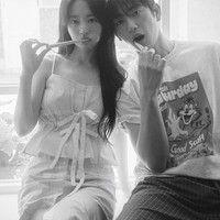 Saking mesranya, Park Bo Young dan Jinyoung GOT7 terlihat seperti domestic couple, yang tinggal bersama di kehidupan nyata. Keduanya terlihat begitu natural dan intimate saat berpose sikat gigi dan menatap ke kamera. Foto: dok. Elle Korea