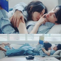 Dalam salah satu foto yang viral, Park Bo Young tampak merebahkan tubuhnya di atas Jinyoung GOT7 yang berbaring di sofa. Sang aktor tampak santai membaca buku, sementara sang aktris tersenyum sambil memperhatikan wajah lawan mainnya itu dari jarak dekat. Foto: dok. Elle Korea