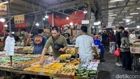 Beginilah suasana Pasar Kue Subuh Senen, Jakarta Pusat. Pasar seluas 1.760 meter persegi ini dihuni oleh sekitar 500 pedagang serta 1.200 meja. Foto: detikcom/Riska Fitria