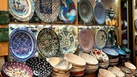 Motif yang dihadirkan di atas piring-piringnya juga khas. Berbagai keramik yang dijajakan datang dari produsen dan seniman lokal membuat pasar ini tampil cantik. Foto: Instagram/@grandbazzarofistanbul