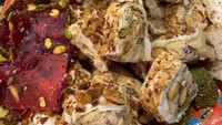 Saat ada pelanggan yang ingin membelinya, penjual akan langsung memotong-motong. Tak hanya untuk dibawa pulang tetapi Turkish Delight di sini juga bisa dinikmati langsun Foto: Instagram/@grandbazzarofistanbul