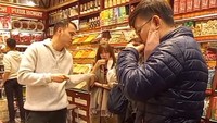 Berbagai jenis produk bisa ditemukan di Grand Bazaar of Istanbul. Termasuk oleh-oleh seperti teh atau camilan khas Turki yang beragam. Foto: Instagram/@grandbazzarofistanbul