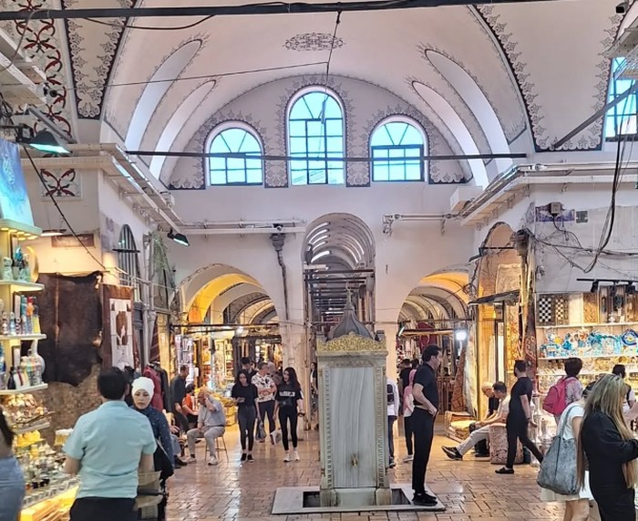 Pasar tertua di dunia Mengintip Cantiknya Pasar Tertua di Dunia yang Berusia 564 Tahun