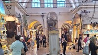 Suasana bergaya Turki kuno di langit-langit dalam pasar Grand Bazaar of Istanbul juga tidak diubah sama sekali. Begitu pula dengan keran air dan lantai yang yang melengkapi ornamen pasar. Foto: Instagram/@grandbazzarofistanbul