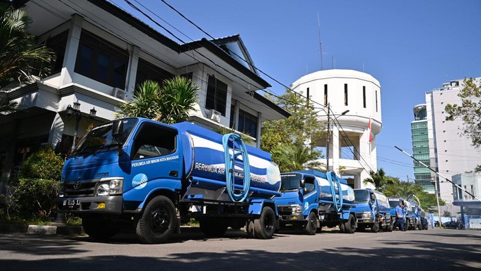 PDAM Makassar, Sulawesi Selatan (Sulsel), menyiagakan 14 armada mobil tangki selama pengerjaan proyek koneksi pipa Pabaeng-baeng.