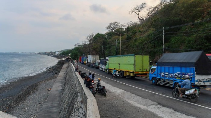 Pelabuhan Ketapang Lumpuh, Truk Barang Antre 30 Km Sejumlah kendaraan menunggu giliran memasuki kapal di Pelabuhan Bulusan, Ketapang, Banyuwangi, Jawa Timur, Kamis (24/7/2025). Dari pantauan PT ASDP Indonesia Ferry, antrean kendaraan yang didominasi kendaraan truk barang menuju Pelabuhan Ketapang, Banyuwangi mencapai 26 kilometer akibat pembatasan operasional kapal lintas Ketapang-Gilimanuk oleh KSOP sebegai bentuk peningkatan aspek keselamatan pelayaran. ANTARA FOTO/Budi Candra Setya/foc.