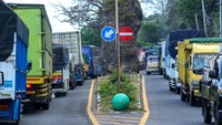 Antrean panjang terjadi setelah insiden tenggelamnya KMP Tunu Pratama Jaya memicu inspeksi keselamatan kapal oleh otoritas. Dari 54 kapal yang diperiksa, sembilan kapal di-grounded karena tak laik laut, sementara beberapa kapal eks-LCT mendapat dispensasi terbatas dengan pengangkutan maksimal 75% kapasitas dan tanpa kendaraan kecil atau penumpang. (ANTARA FOTO/Budi Candra Setya)  