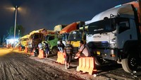 Selama periode pembatasan operasional itu, kendaraan logistik terpaksa menunggu di luar area pelabuhan hingga kawasan Bulusan di Situbondo. Meski layanan untuk kendaraan pribadi sudah membaik sejak 19 Juli, antrean truk logistik tetap mengular di jalur nasional Pantura hingga kawasan hutan Baluran. (ANTARA FOTO/Budi Candra Setya)  