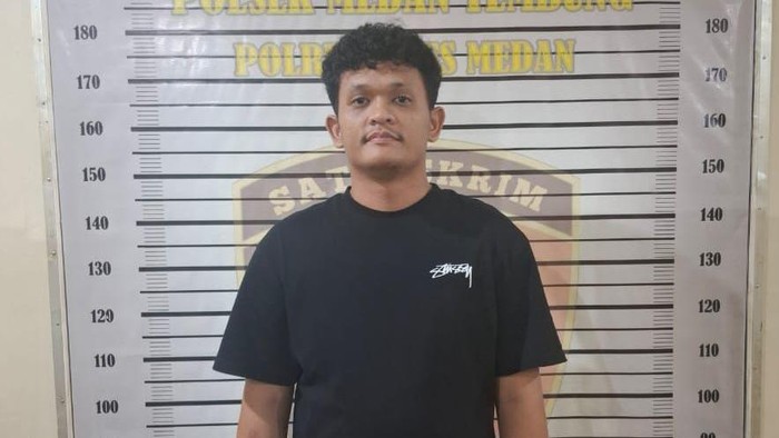 Pelaku Rio saat diamankan di kantor polisi. (Foto: Dok. Polrestabes Medan)