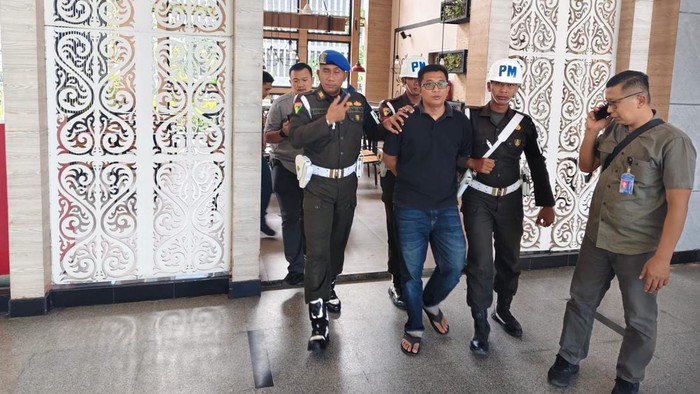 Pelaku Serma TDA saat diamankan Pomdam di Bandara Kualanamu. (Foto: Dok. Kodam I/BB)