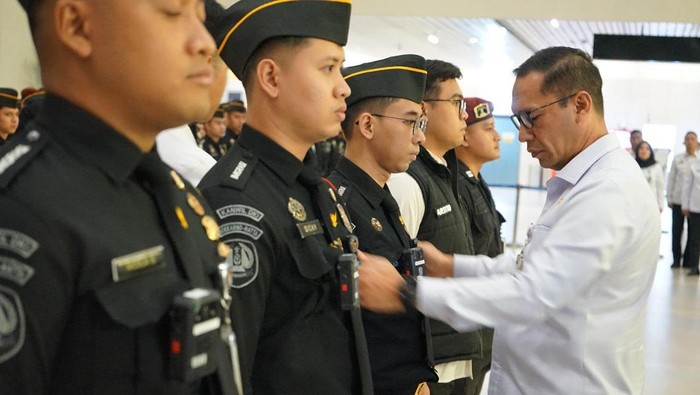 Pemasangan bodycam ke petugas imigrasi
