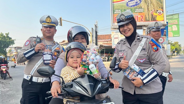 Pemberian bingkisan hadiah untuk pengguna jalan yang taat aturan oleh Satgas Preemtif Kediri.
