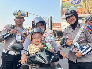 Apresiasi Pengendara Patuh, Polres Kediri Beri Bingkisan Hadiah