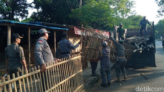 Petugas melakukan penertiban PKL di kawasan Bima, Kota Cirebon.