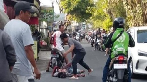 Tangkapan layar pria berlumur darah di Taman Pancing, Pemogan, Denpasar Selatan, Kamis (24/7/2025).