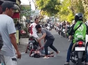 Geger Pengamen Lukai Diri Sendiri hingga Berlumur Darah di Denpasar