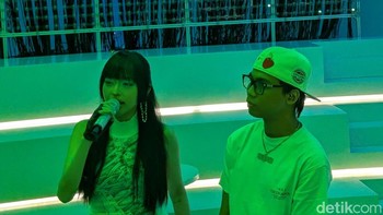 Penjualan perdana Oppo Reno 14 series ditutup dengan penampilan Tenxi featuring Indah Kus. Foto: Virgina Maulita Putri/detikINET