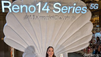 Cinta Laura berpose jadi putri duyung, mengikuti inspirasi desain Reno 14 series. Foto: Virgina Maulita Putri/detikINET