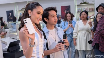Penggemar Oppo Reno ini yang beruntung mendapatkan Reno Latte hasil racikan Cinta Laura. Foto: Virgina Maulita Putri/detikINET
