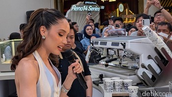 Setelah itu, Cinta ikut meracik minuman ‘Reno Latte’ di Finders Cafe yang ada di Oppo Gallery. Foto: Virgina Maulita Putri/detikINET