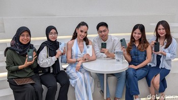 Cinta Laura bersama lima pembeli pertama Oppo Reno 14 series. Foto: Virgina Maulita Putri/detikINET