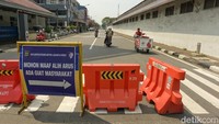 Jalan Gunung Sahari 5 ditutup total untuk kendaraan roda empat sejak pagi hari. 