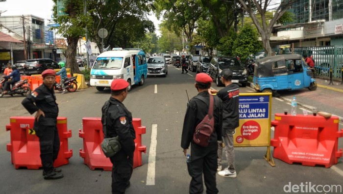 Penutupan Jalan di Sekitar PN Jakpus Jelang Vonis Hasto Petugas menjaga alus jalan menuju Pengadilan Negeri Jakarta Pusat yang ditutup, Jumat (25/7/2025). Menjelang pembacaan vonis Hasto Kristiyanto arus lalu lintas dialihkan dan sejumlah jalan ditutup.