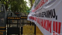 Penutupan di Jalan Bungur Raya diberlakukan hingga putaran balik depan Masjid Al Fawaz, sekitar 100 meter sebelum gedung pengadilan. 