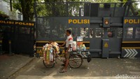 Petugas kepolisian dan Dishub Jakarta Pusat disiagakan di lokasi.