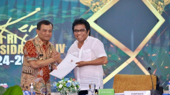 Gubernur Jateng Ahmad Luthfi saat menyerahkan dokumen pembangunan strategis kepada Komisi V DPR RI di Gradhika Bhakti Praja, Kota Semarang, Jumat (25/7/2025).