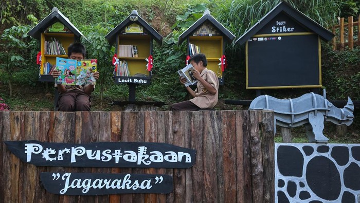 Perpustakaan Alam Jagaraksa, Menyemai Cinta Buku di Kaki Gunung Karang Pelajar membaca buku di Perpustakaan Jagaraksa, Wisata Alam Lembur Kula, Cadasari, Kabupaten Pandeglang, Banten, Jumat (25/7/2025). Perpustakan tersebut diresmikan pada 23 Juli 2025 atau bertepatan dengan momen peringatan Hari Anak Nasional dengan mengusung konsep perpustakaan di alam terbuka di kaki Gunung Karang sebagai upaya pendekatan literasi yang lebih membumi dan menyenangkan. ANTARA FOTO/Angga Budhiyanto/tom.