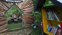 Pelajar membaca buku di Perpustakaan Jagaraksa, Wisata Alam Lembur Kula, Cadasari, Kabupaten Pandeglang, Banten, Jumat (25/7/2025). Foto: ANTARA FOTO/Angga Budhiyanto