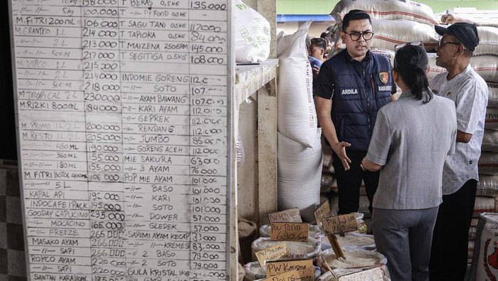 Petugas Sidak Pasar Cipinang, Awasi Peredaran Beras Tak Berkualitas Petugas membawa contoh beras yang dijual saat melakukan inspeksi mendadak (sidak) di Pasar Induk Beras Cipinang, Jakarta, Jumat (25/7/2025). Sidak dilakukan untuk memeriksa harga dan kualitas beras pascatemuan sejumlah merek beras yang diduga tidak sesuai standar mutu dan takaran yang ditetapkan. ANTARA FOTO/Dhemas Reviyanto