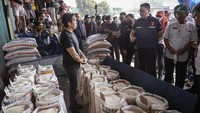 Petugas membawa contoh beras yang dijual saat melakukan inspeksi mendadak (sidak) di Pasar Induk Beras Cipinang, Jakarta, Jumat (25/7/2025). Sidak dilakukan sebagai langkah pengawasan terhadap peredaran beras yang diduga tidak memenuhi standar mutu dan takaran. ANTARA FOTO/Dhemas Reviyanto