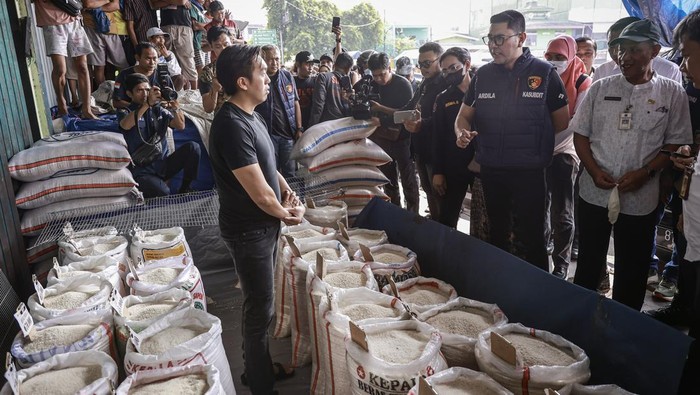 Petugas membawa contoh beras yang dijual saat melakukan inspeksi mendadak (sidak) di Pasar Induk Beras Cipinang, Jakarta, Jumat (25/7/2025). Sidak dilakukan untuk memeriksa harga dan kualitas beras pascatemuan sejumlah merek beras yang diduga tidak sesuai standar mutu dan takaran yang ditetapkan. ANTARA FOTO/Dhemas Reviyanto