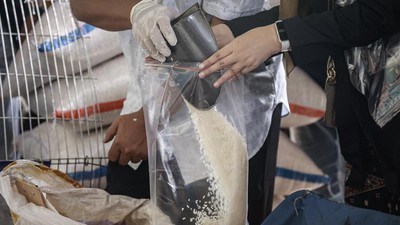 Petugas Sidak Pasar Cipinang, Awasi Peredaran Beras Oplosan
