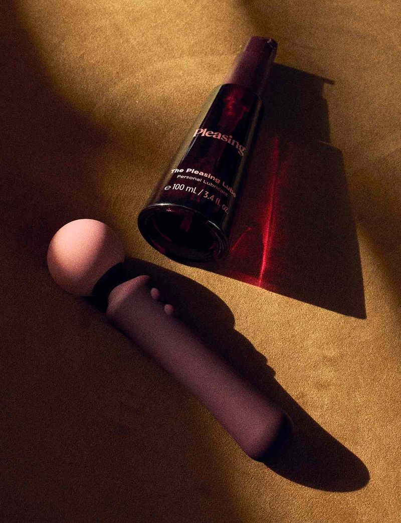 Pleasing Double-Sided Vibrator dan Pleasing Lube.