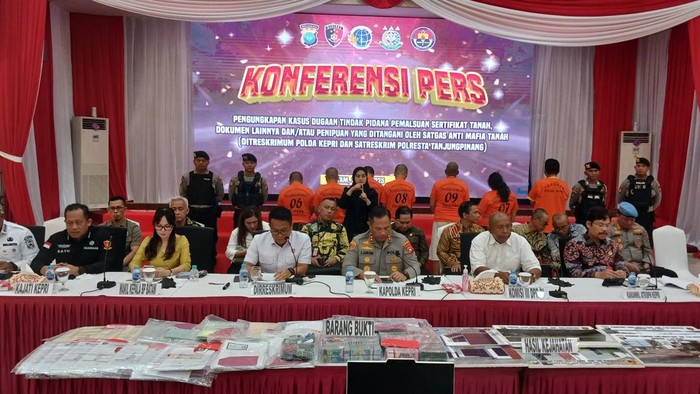Polda Kepri bongkar sindikat pemalsu sertifikat tanah di Tanjungpinang, Bintan dan Batam beberapa waktu lalu.(Alamudin Hamapu/detikSumut)