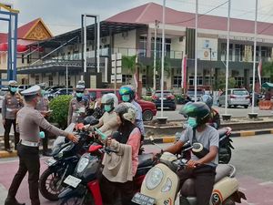 Operasi Patuh di Dumai, Polisi Bagikan Masker Antisipasi Kabut Asap Karhutla