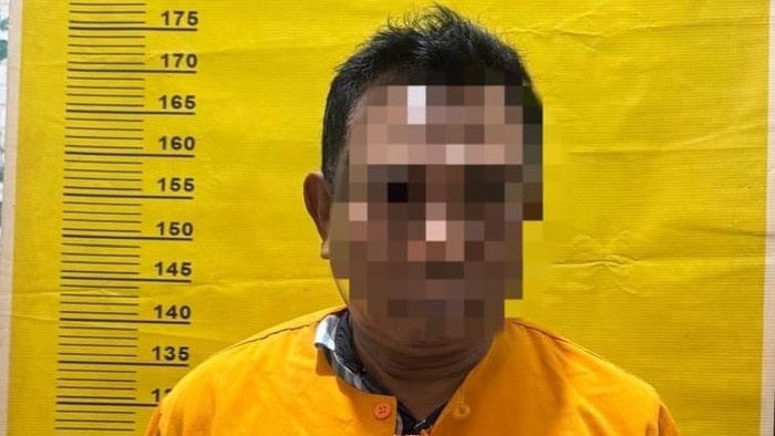 Polisi menangkap pria inisial MJ (55), tersangka pencabulan anak tiri di Kepulauan Meranti, Riau. Tersangka ditangkap saat berupaya kabur ke Malaysia melalui pelabuhan domestik Tanjung Balai Karimun, Rabu (23/7/2025).
